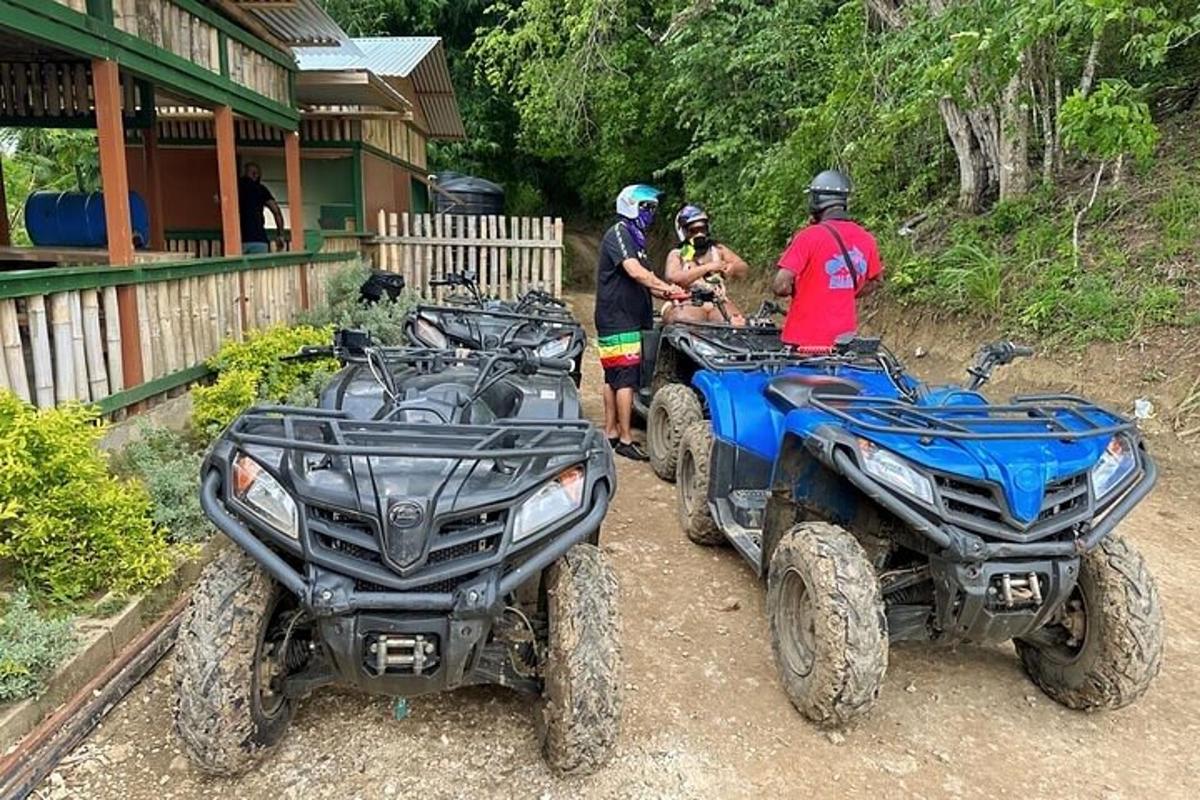 un gruppo di persone in piedi accanto a due quad