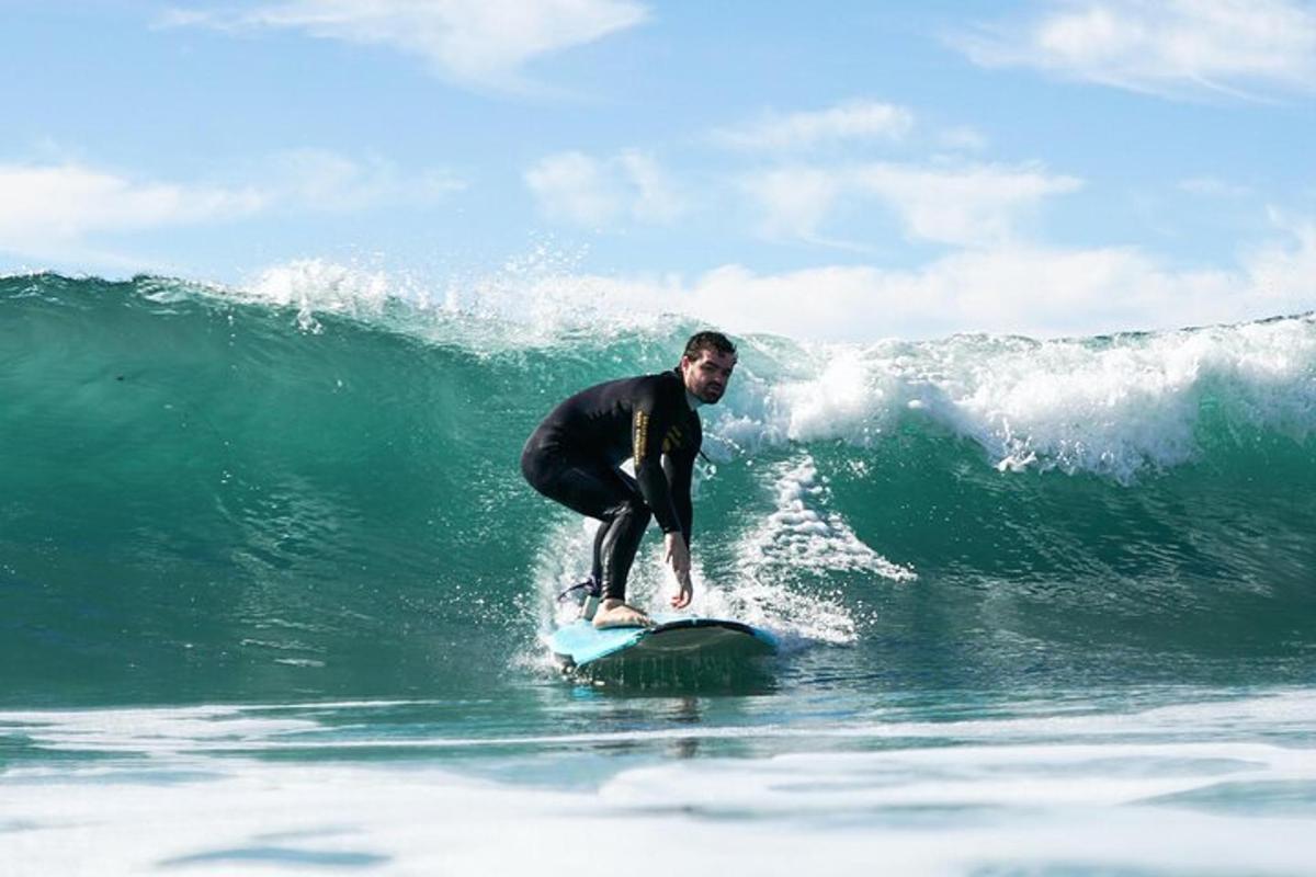 un uomo che cavalca un'onda su una tavola da surf nell'oceano
