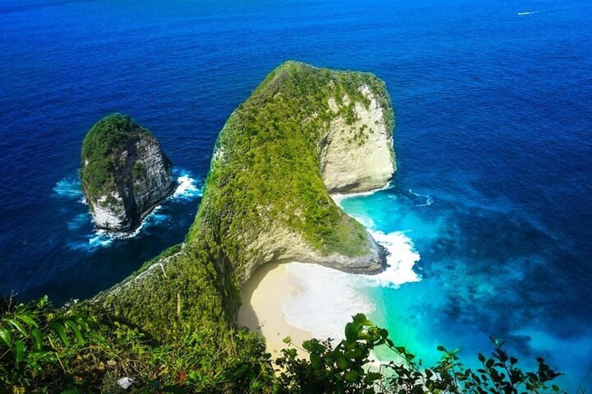 una isla en el océano con dos grandes rocas