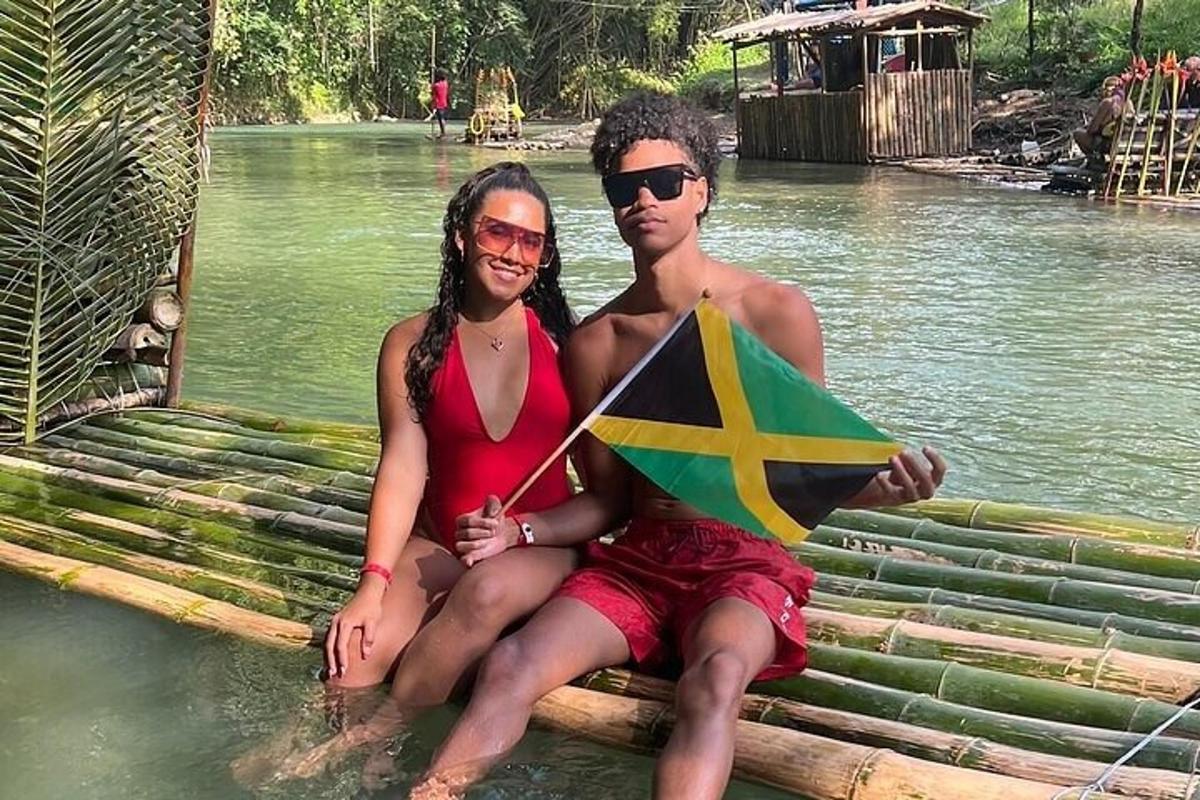 un uomo e una donna seduti sui gradini con una bandiera