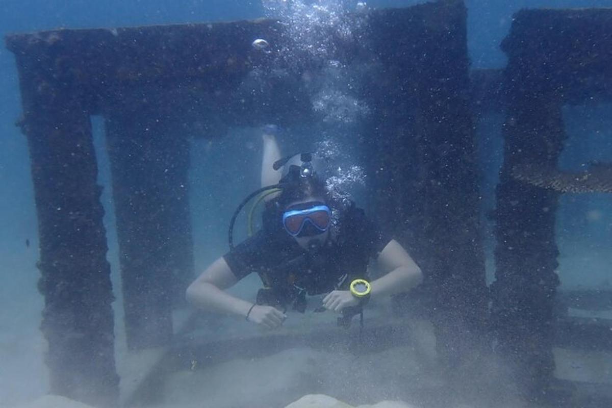 una persona sta scattando una foto nell'acqua