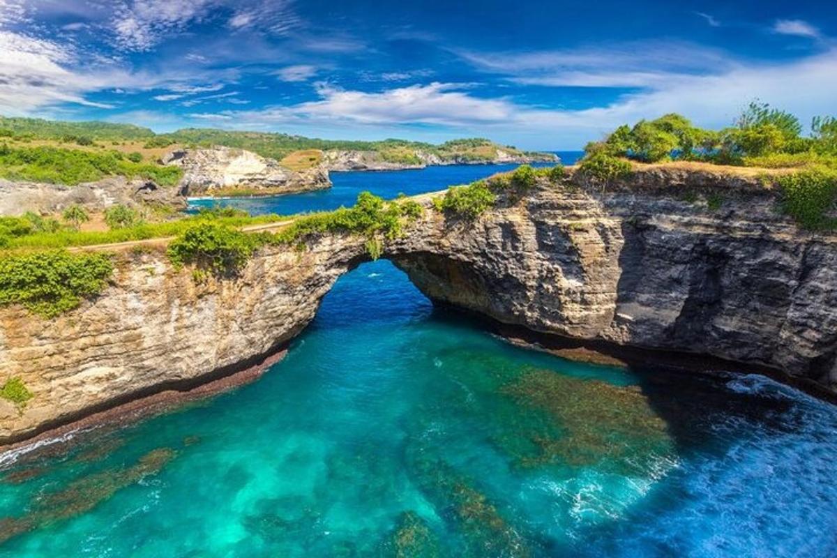 una isla con un arco en el agua