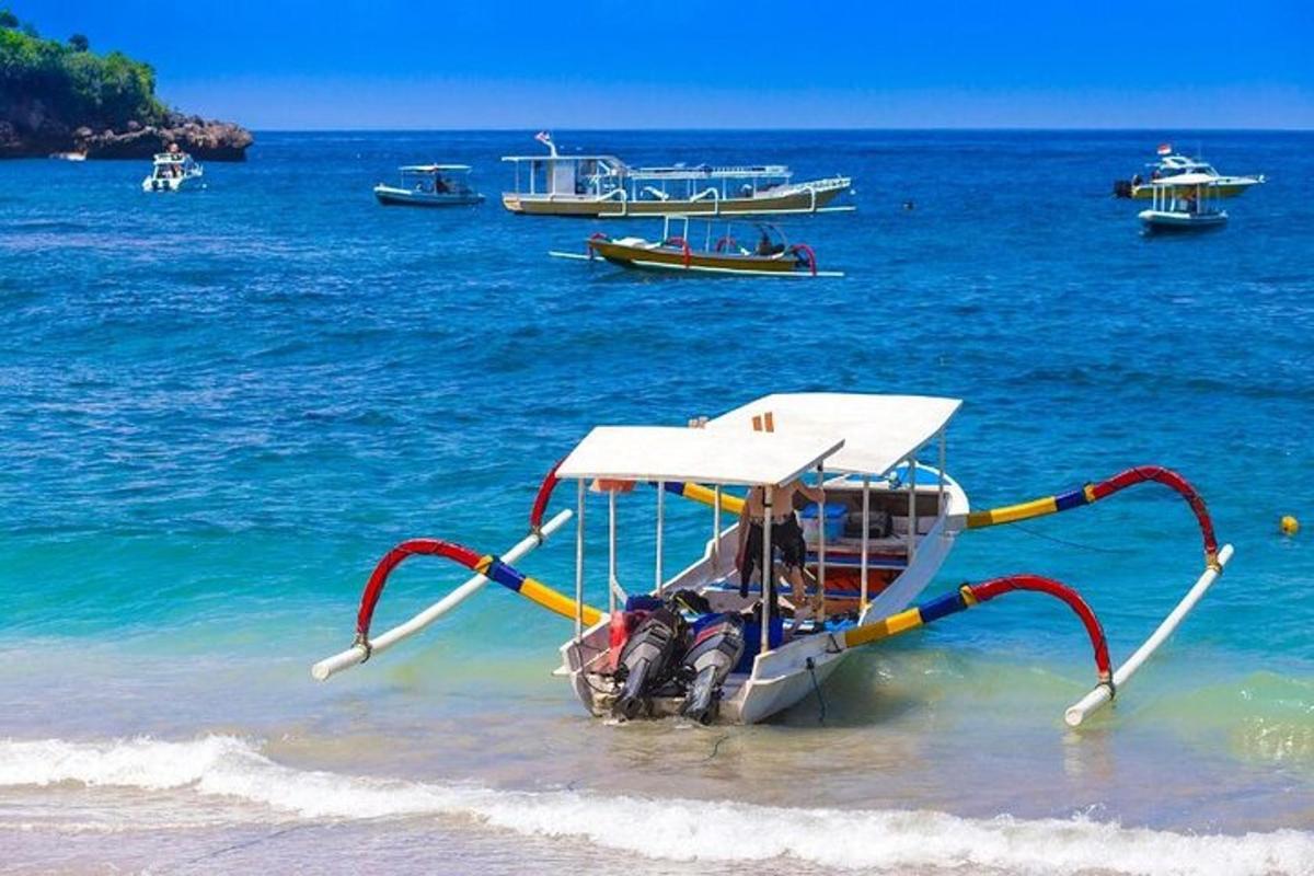 Un pequeño barco en el agua en la playa