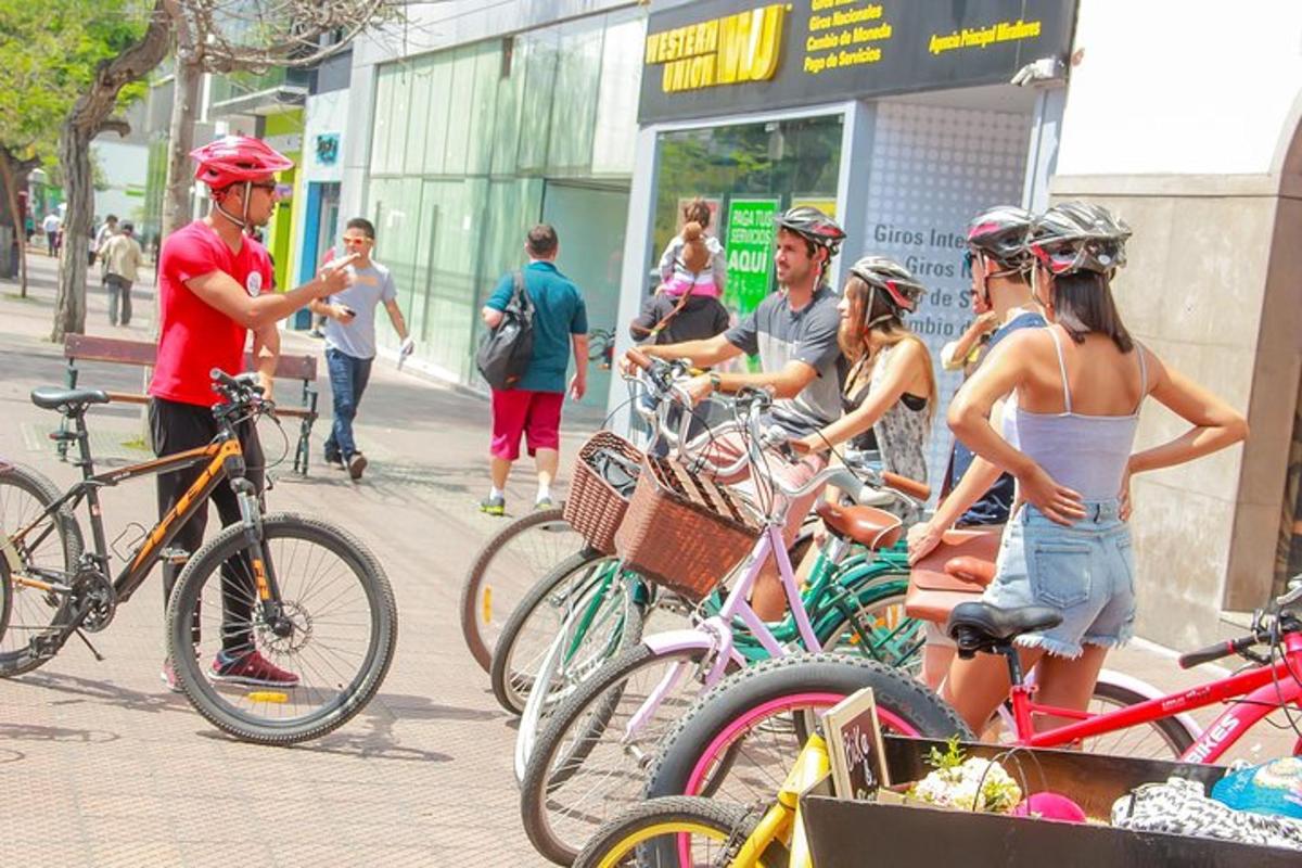 un gruppo di persone in piedi intorno alle biciclette su una strada