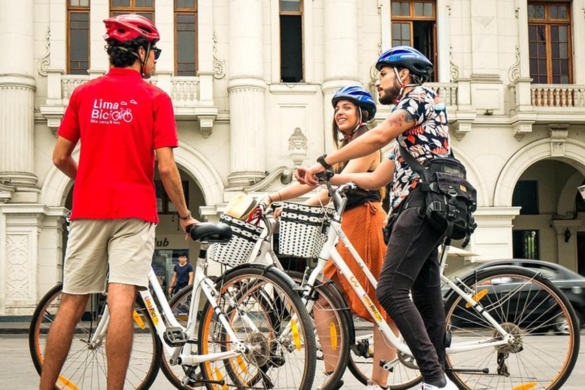 un gruppo di persone in bicicletta su una strada