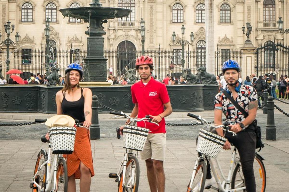 tre persone in bicicletta davanti a una fontana