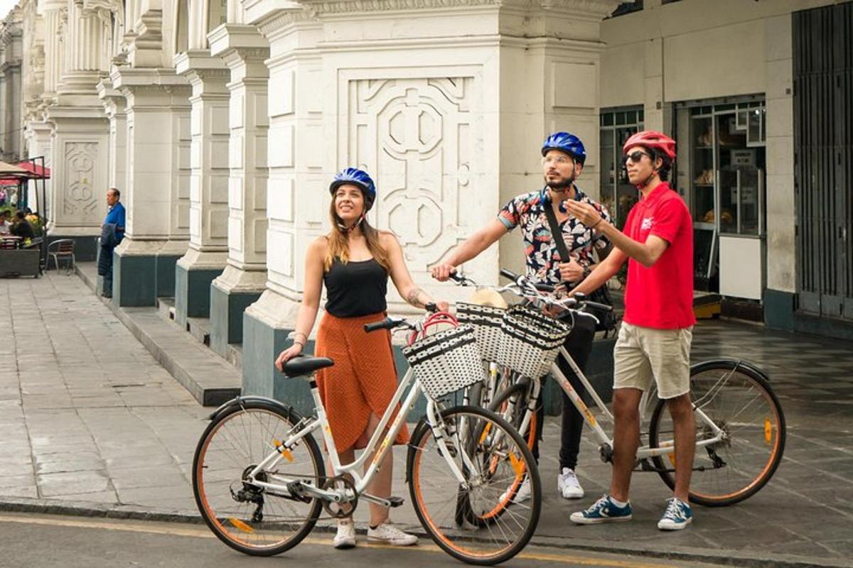 自転車の横に立っている3人のグループ