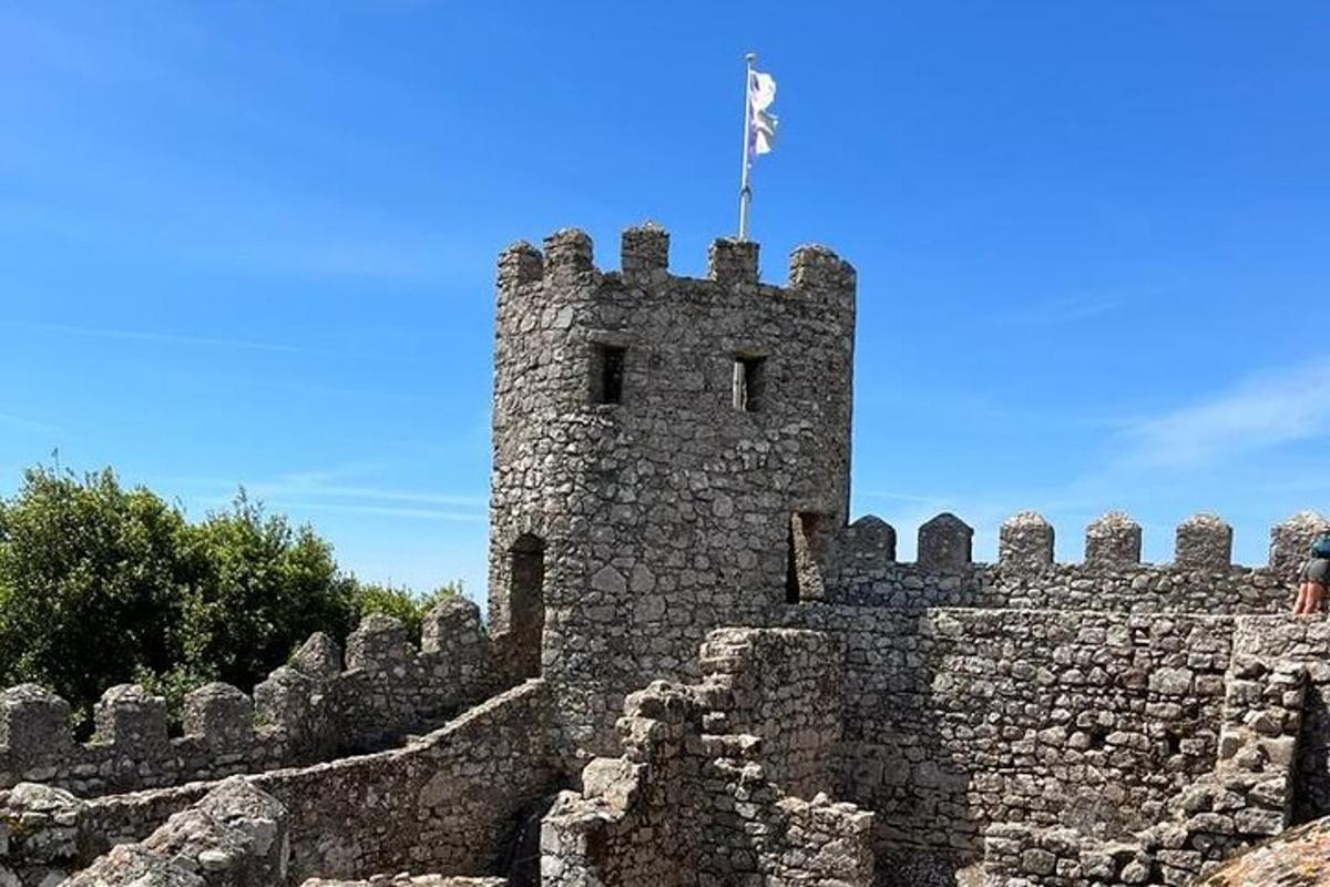hrad s vlajkou na vrcholu