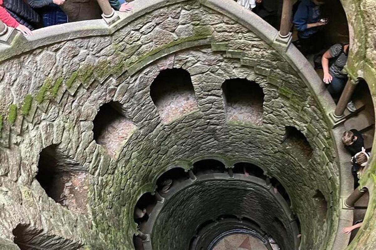 pohled na vodní tunel s lidmi v něm