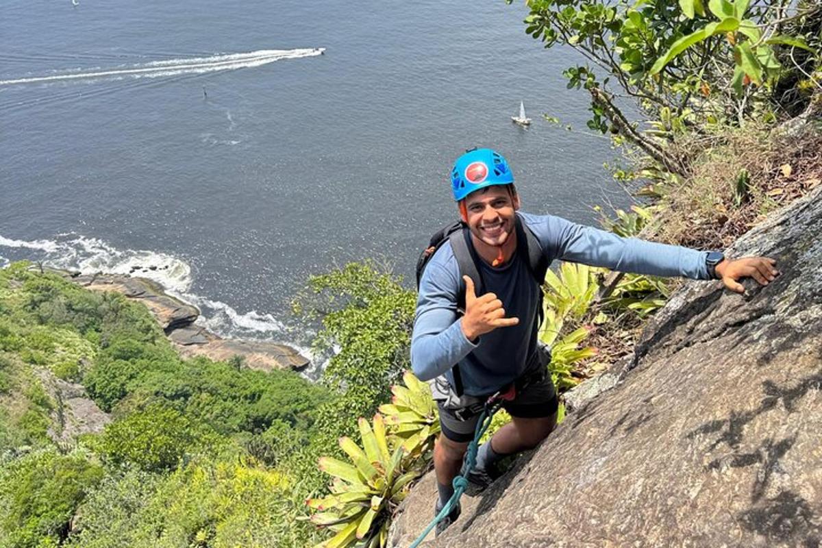um homem parado na encosta de uma montanha