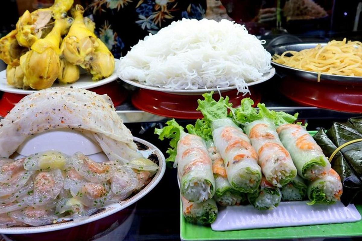 Un buffet de comida con verduras y otros alimentos.