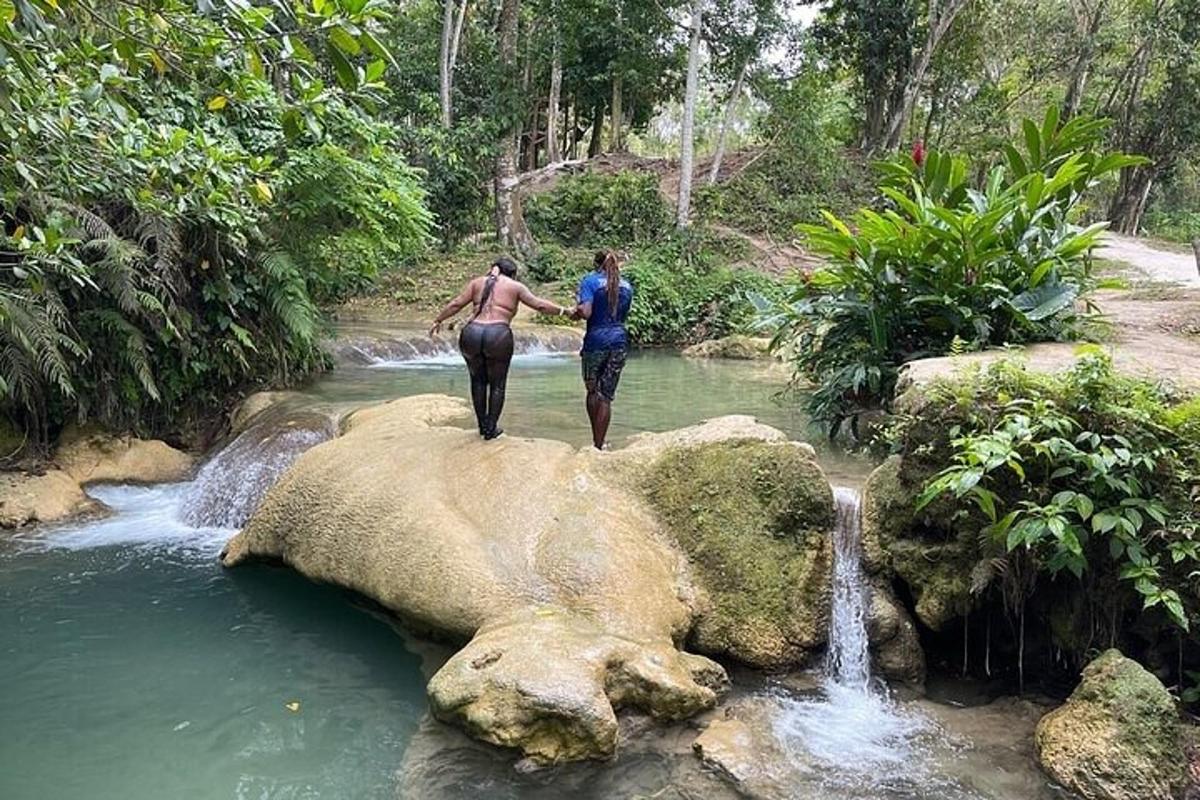 dua orang berjalan di atas batu di sungai