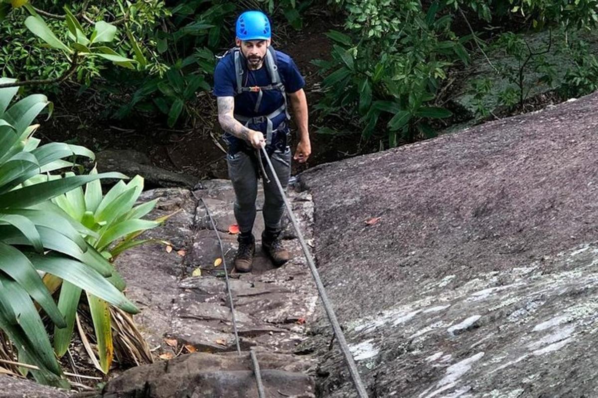 um homem com capacete em pé no chão