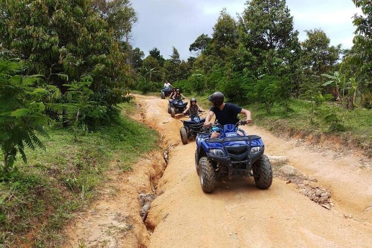 sekumpulan orang menunggang motosikal di jalan tanah