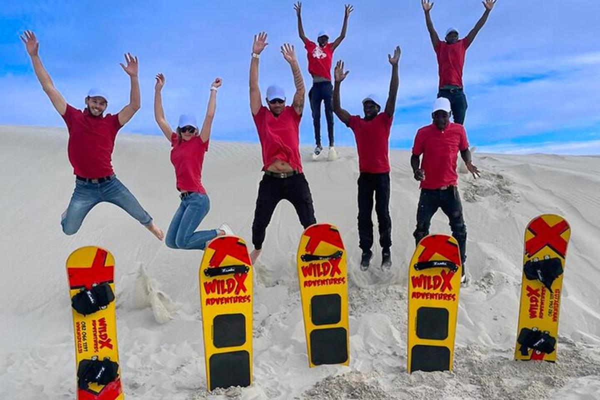 egy csoport ember ugrik a homokba snowboarddal