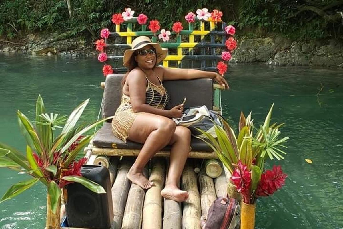una donna seduta su una sedia sull'acqua