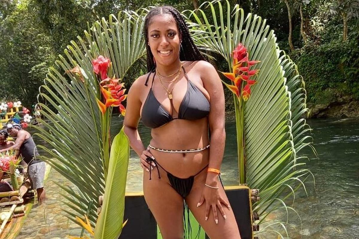 o femeie în bikini stând lângă apă