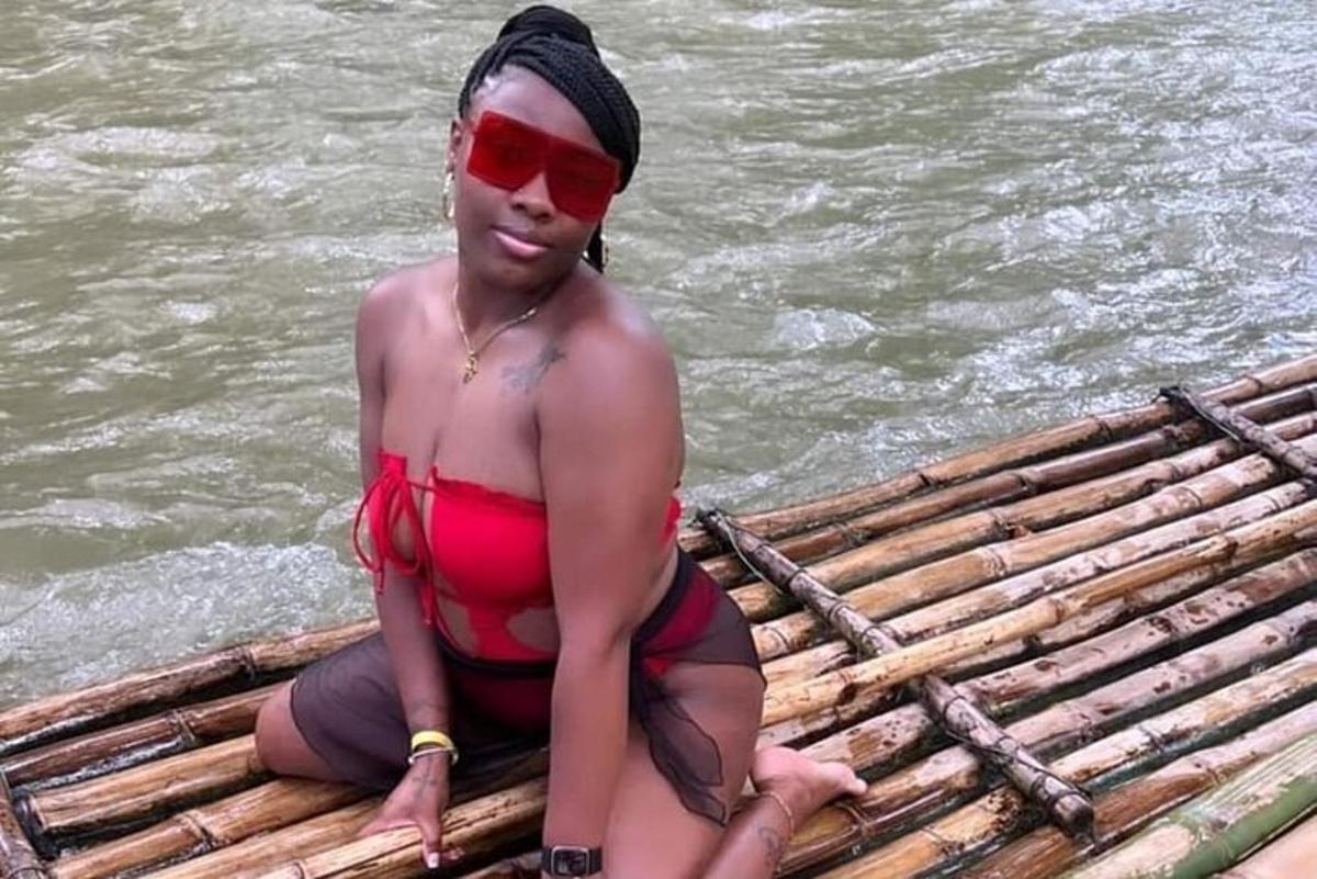 una donna in bikini rosso seduta su una zattera in acqua