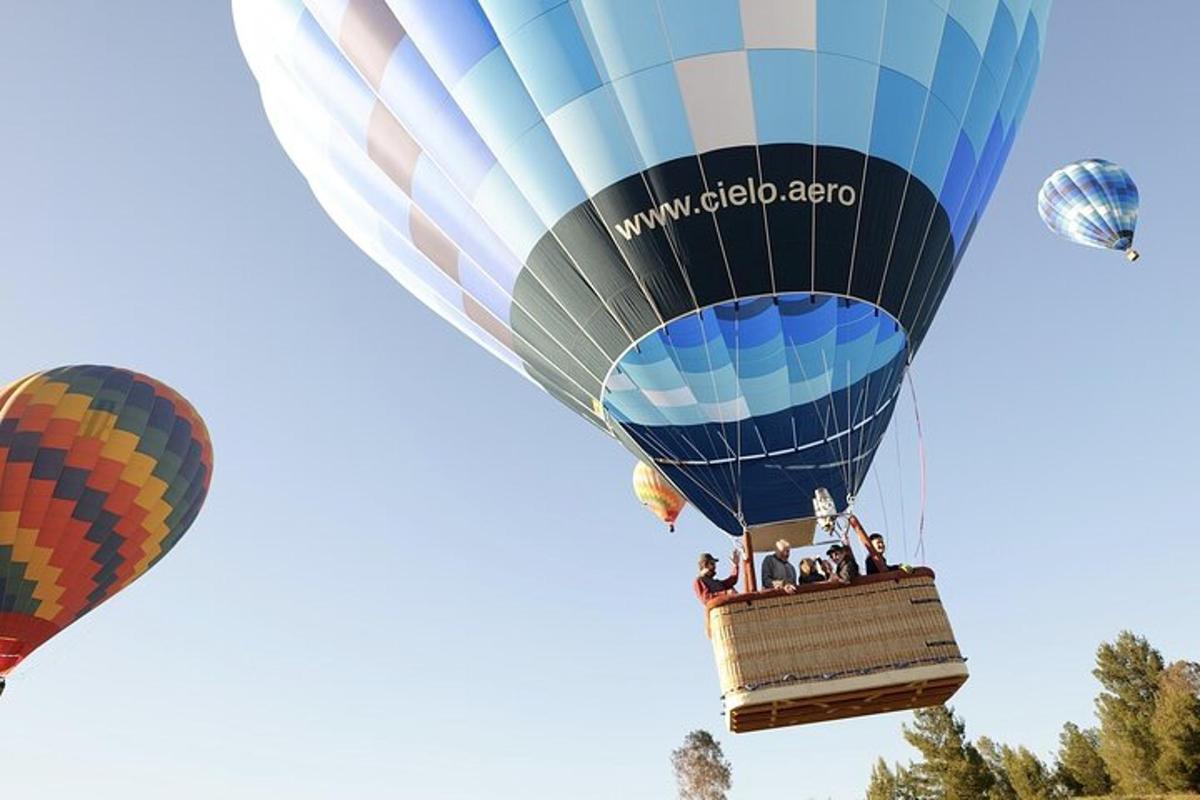 un gruppo di persone in volo su una mongolfiera
