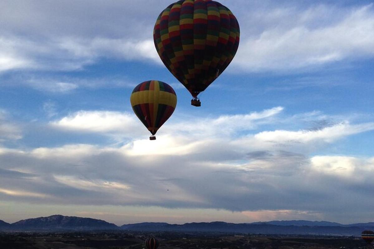 zwei Heißluftballons fliegen in den Himmel
