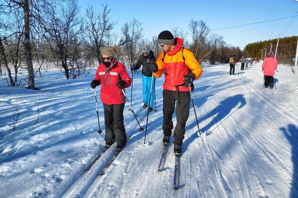 skupina lidí na lyžích ve sněhu