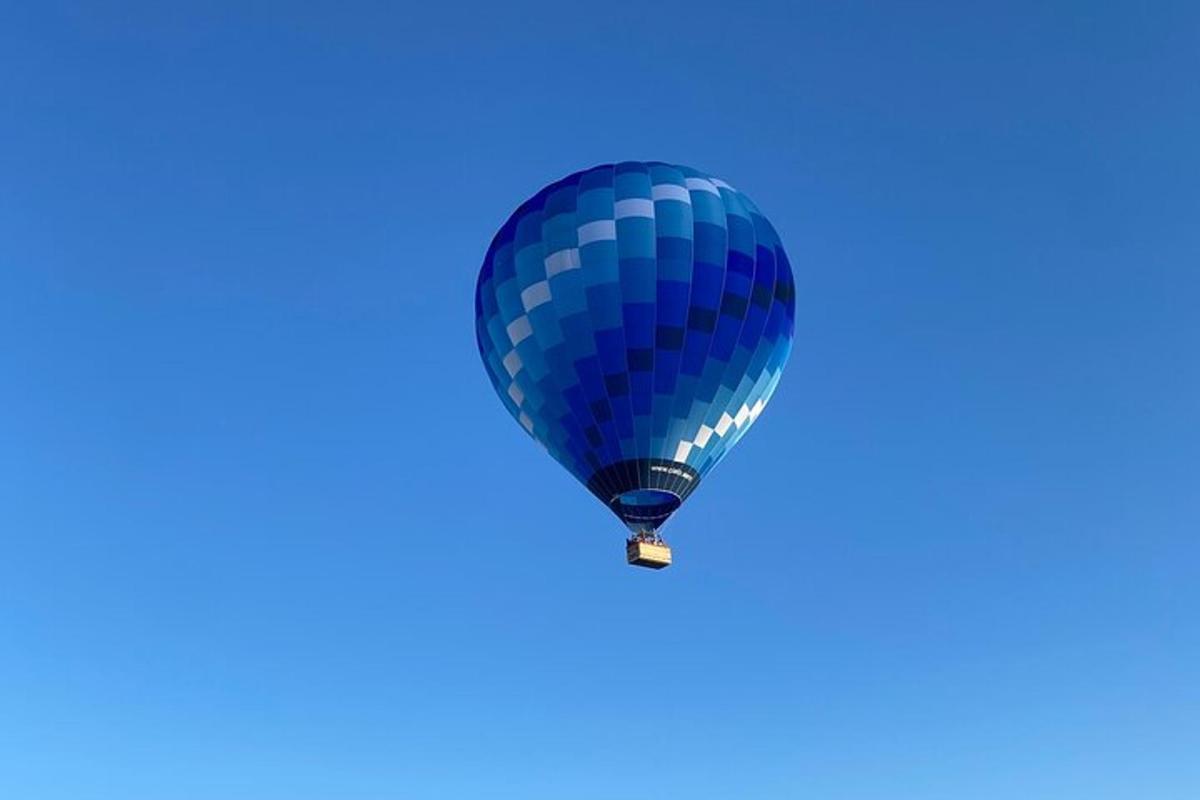 ein blauer Heißluftballon am Himmel