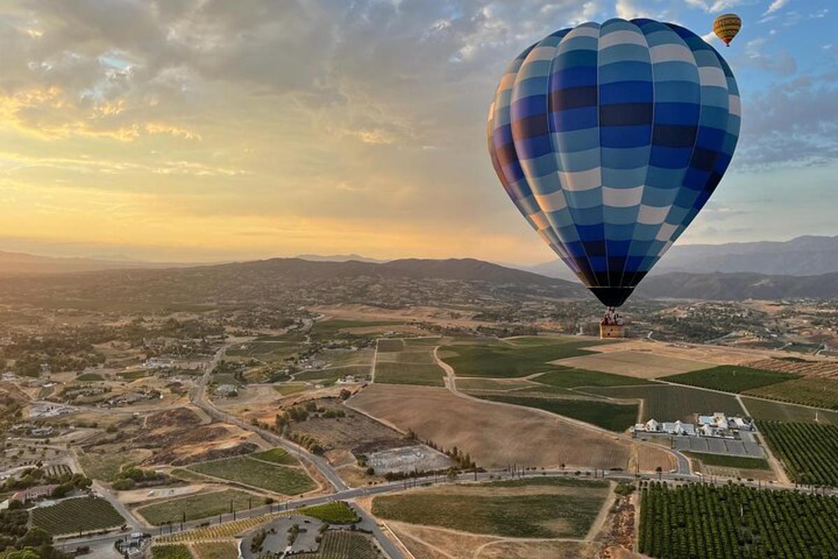 una mongolfiera che vola sopra una città