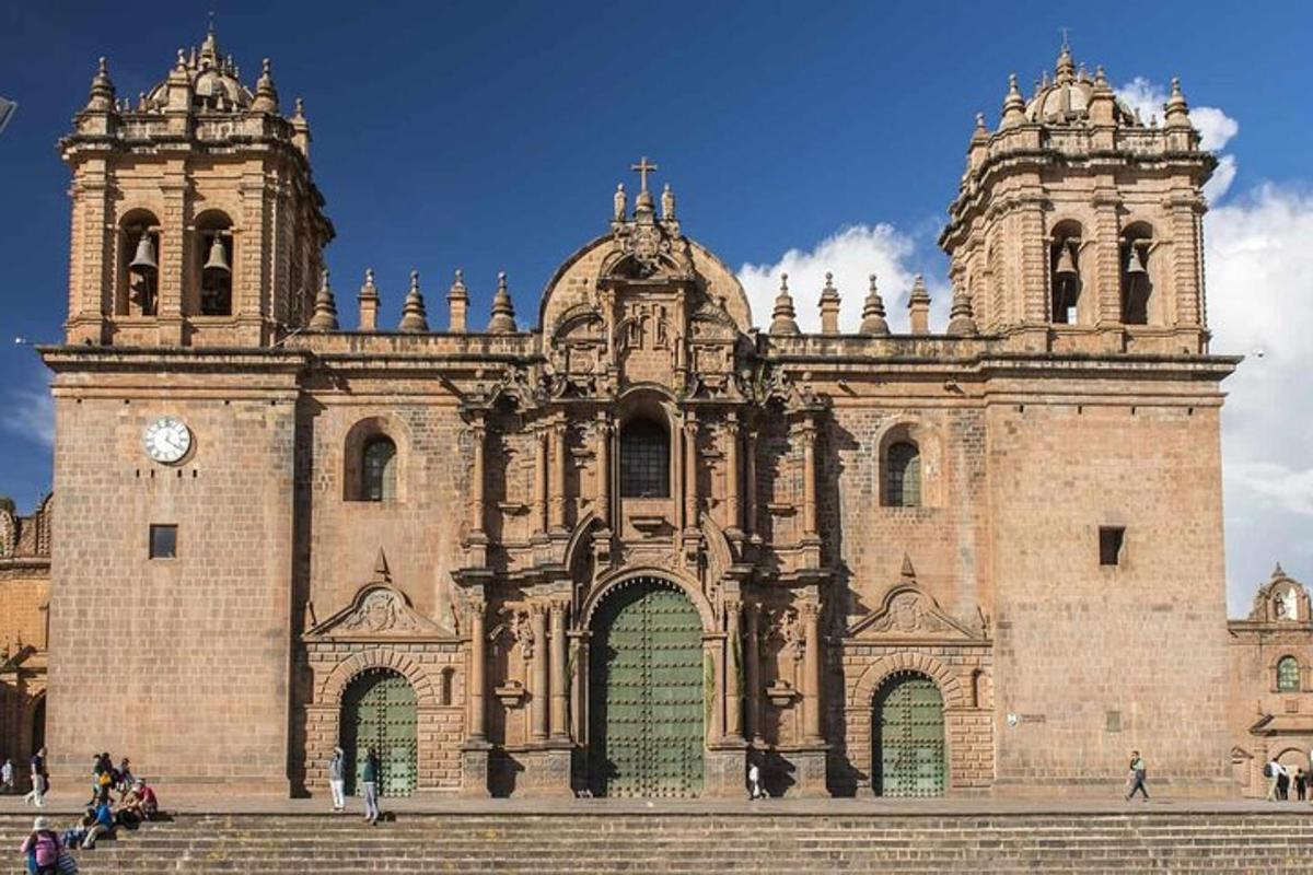 Un gran edificio de ladrillo con un reloj encima.