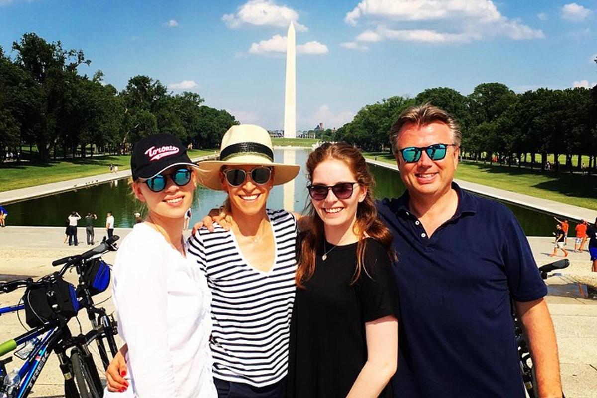 un grup de persones dempeus davant del monument a Washington