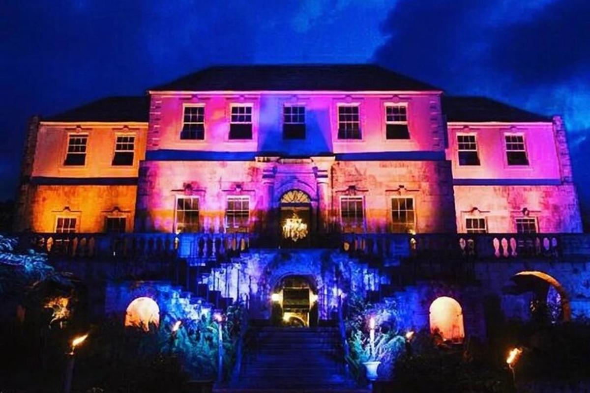 sebuah rumah diterangi dengan lampu ungu dan biru