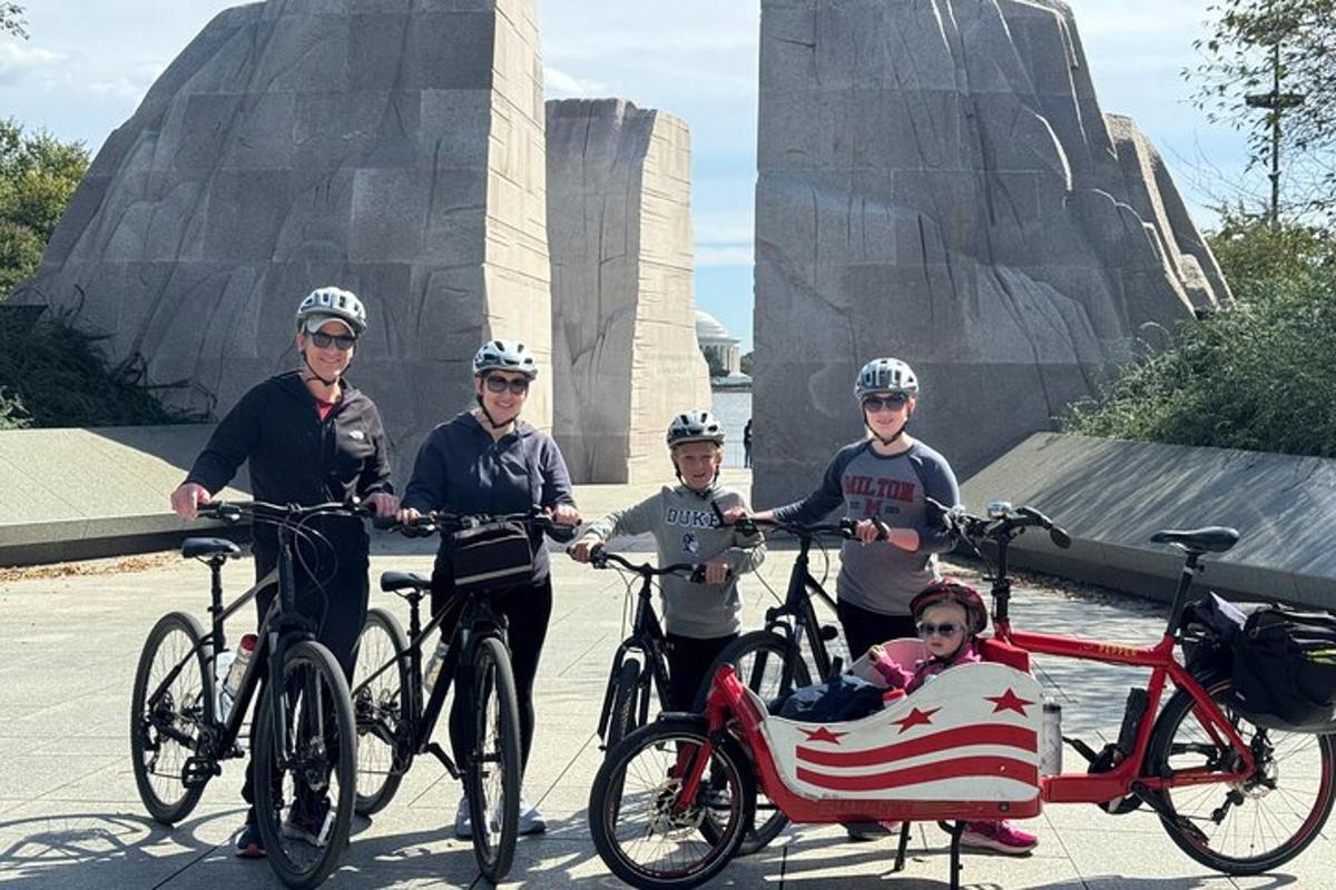 un grup de persones en bicicleta amb un nen en un carretó