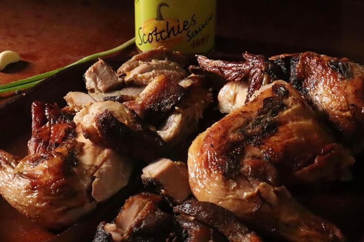 Un plato de comida con carne y tocino en una mesa.
