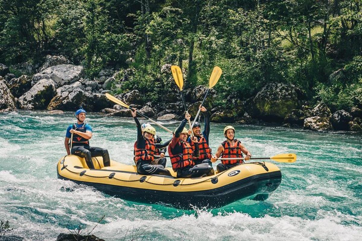 isang grupo ng mga tao sa isang balsa sa tubig