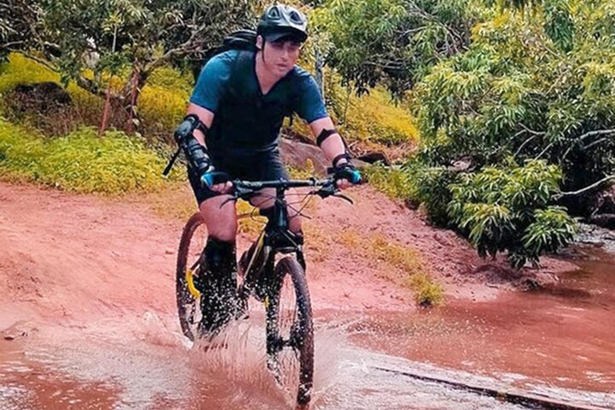 seorang lelaki menunggang basikal melalui air