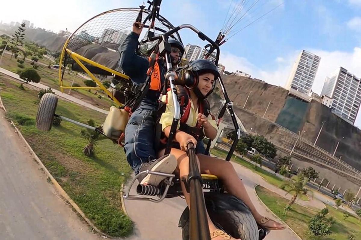 dua orang sedang menaiki roller coaster