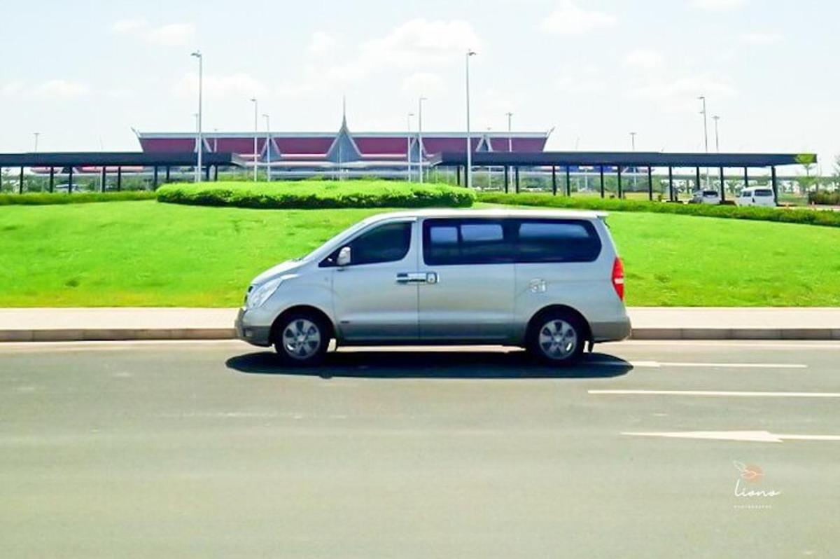 un furgone argentato parcheggiato in un parcheggio