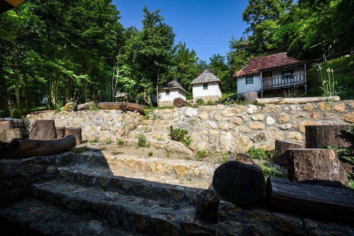 um muro de pedra com uma casa ao fundo