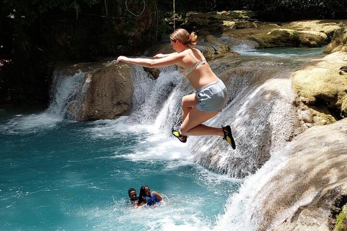 seorang wanita melompat dari air terjun ke dalam sungai