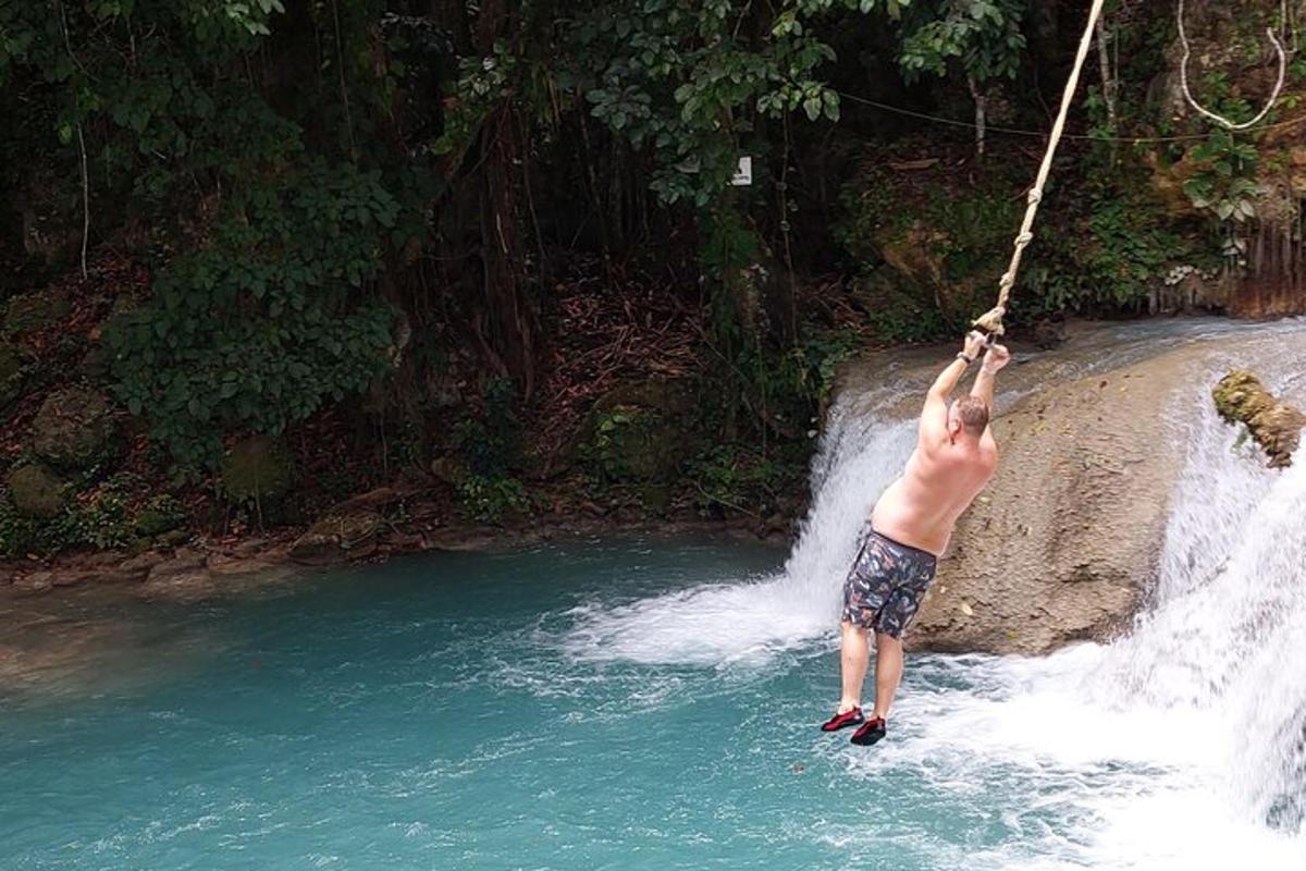 seorang lelaki di atas tali tergantung di atas air terjun