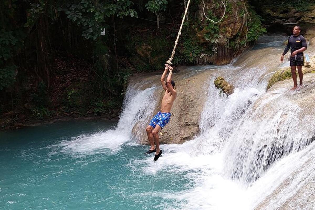 seorang lelaki tergantung pada tali di atas air terjun