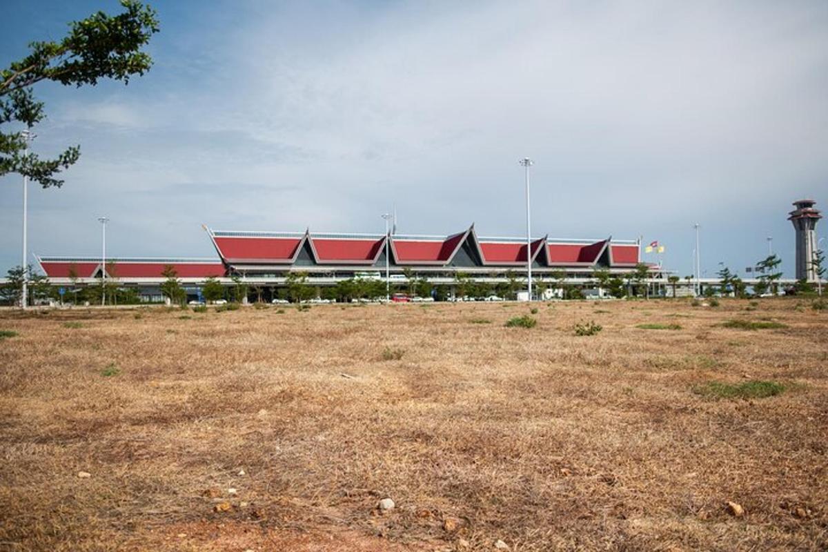 un grande edificio con tetti rossi in un campo