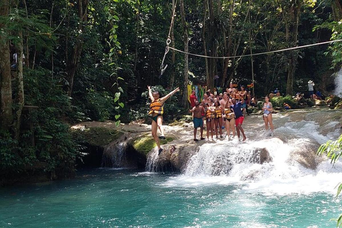sekumpulan orang melompat dari air terjun ke sungai