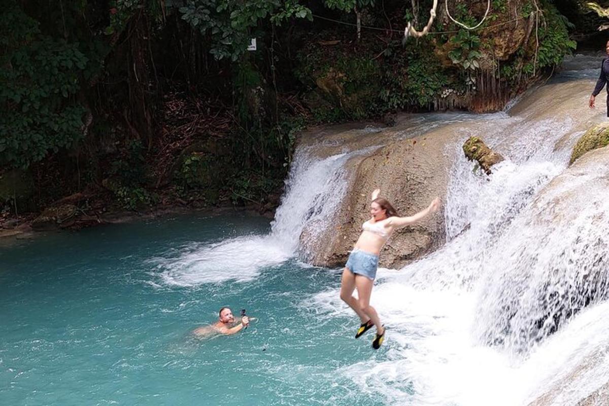 seorang wanita melompat dari air terjun ke dalam sungai