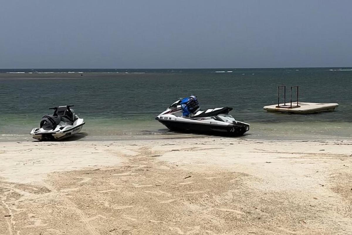два гідроцикли у воді на пляжі