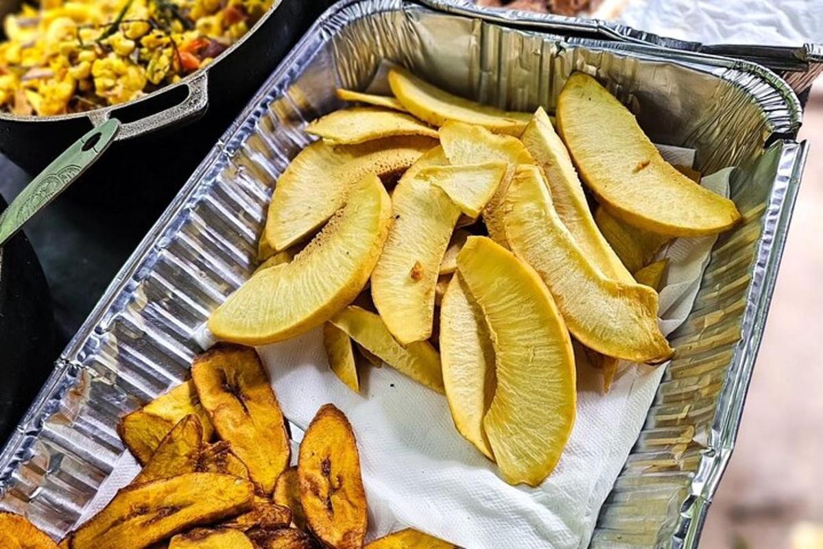 plastikowy pojemnik wypełniony plasterkami skórki pomarańczowej