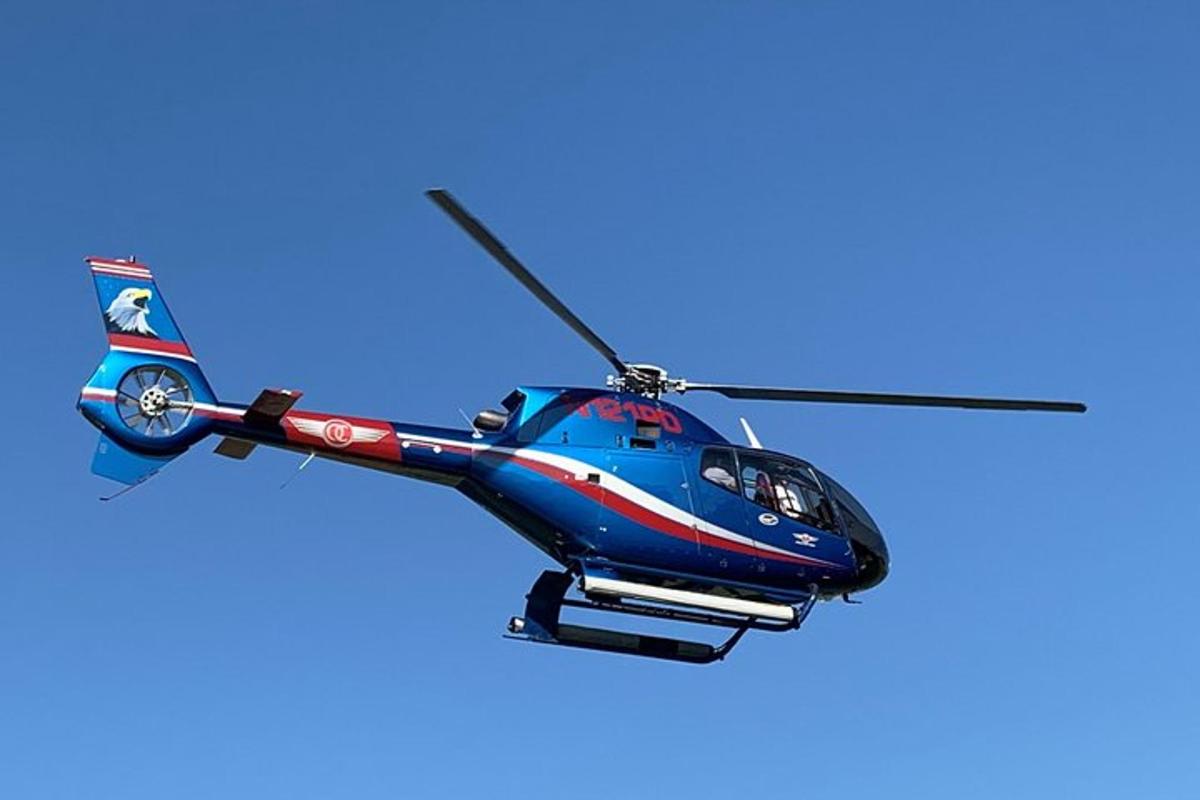 taevas lendab sinine ja punane helikopter