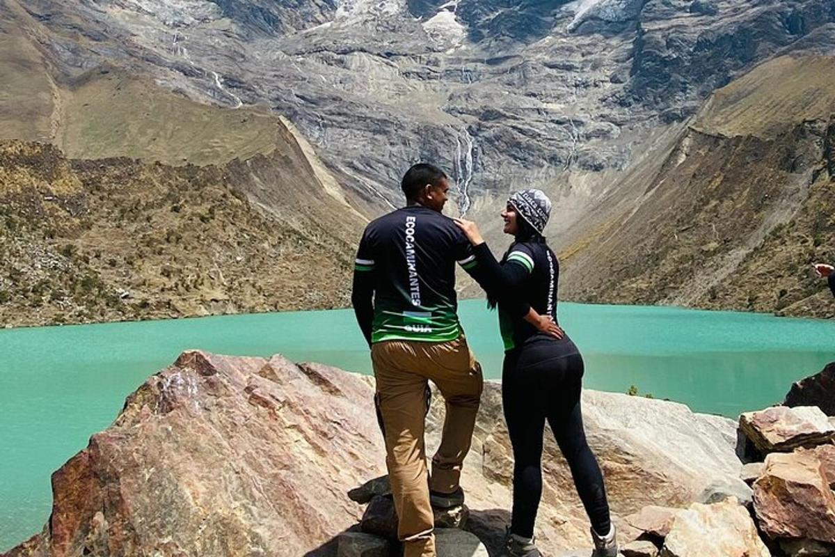 dua orang berdiri di atas gunung