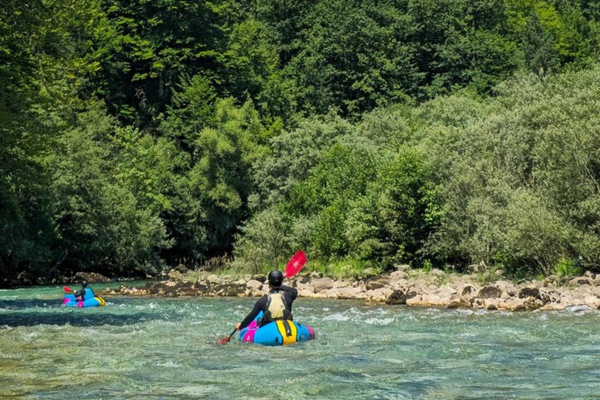 一个人在河里乘木筏