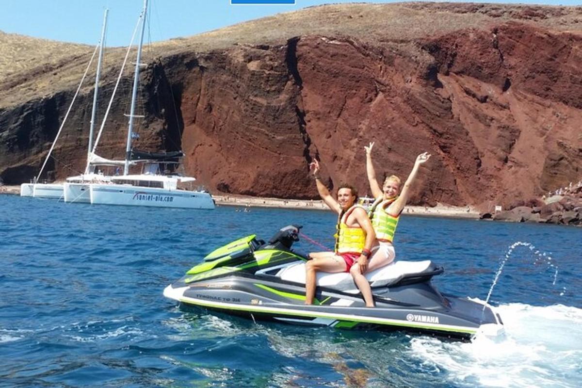 dues persones en una moto aquàtica a l'aigua