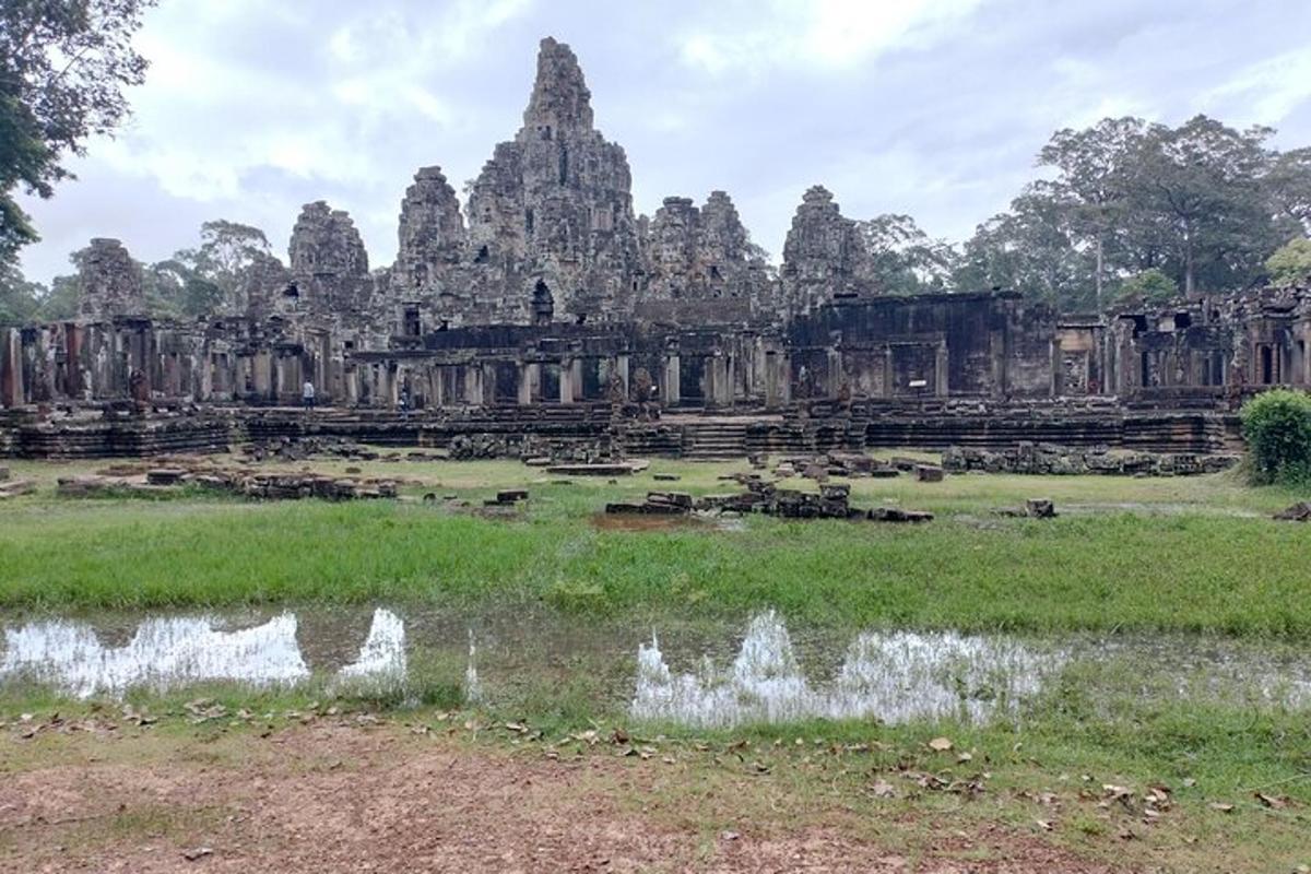 una vista di un antico edificio in un campo